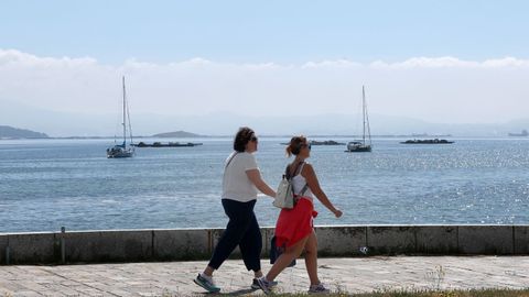 Dos mujeres paseando en Pobra do Carami�al.