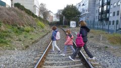 Vecinos atravesando por la v&iacute;a del tren en Perl&iacute;o, en una imagen de archivo