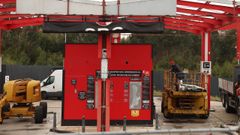 Los operarios desmontando las estructuras de la estaci�n de servicio de SBC en Xar�s