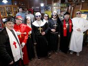 La comitiva de curas y monjas inici� en Cabo de Cruz su recorrido por Boiro