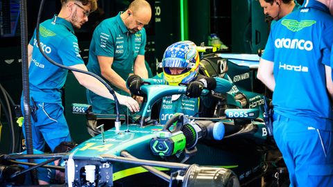 Alonso, saliendo del Aston Martin durante los test de pretemporada.