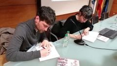 O director do museo, �ngel Arcay, e a ilustradora, Iria Fafi�n, firman exemplares do c�mic durante a presentaci�n en Betanzos.