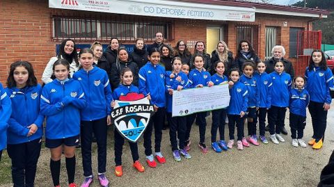 La entrega del cheque se llev� a cabo en el campo de f�tbol de Oira.