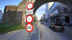 Todos los accesos y salidas de las puertas de la Muralla (salvo la Falsa) tendrn una cmara de control