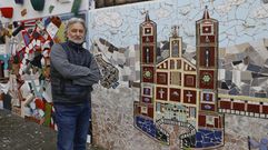 Julio Ferreiro, a comienzos del 2021, junto a uno de sus mosaicos que realiz� en el barrio de Santa Marta (una reproducci�n en azulejos de la fachada del Obradoiro de la catedral santiaguesa), cuando llevaba un a�o y medio adornando las inmediaciones de la calle en la que viv�a.