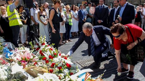 Ofrenda floral durante el acto celebrado por la Asociacin Catalana de Vctimas de Organizaciones Terroristas (ACVOT) en el 2019, con motivo del segundo aniversario de los atentados de Barcelona y Cambrils (Tarragona)