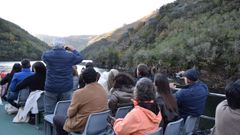 Viajeros en una embarcaci�n tur�stica de la Diputaci�n en el ca��n del Sil durante la pasada Semana Santa