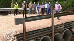 El director general de Administraci�n Local, Manuel Calvo,  la alcaldesa de Belmonte de Miranda, Rosa Gonz�lez y otros miembros de la corporaci�n local.