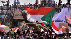 Los manifestantes llevan a hombros a un militar tras conocer el derrocamiento de Omar al Bashir