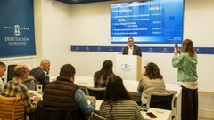 Rueda de prensa de Luis Menor tras la reuni�n de la Junta de Gobierno.