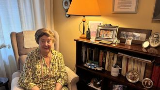 Mar�a Luisa Losada, con un siglo de edad, hace vida normal en el sal�n de su casa.