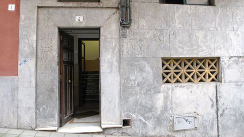 La Polic�a Nacional ha detenido a un hombre por su presunta relaci�n con el cad�ver hallado este martes en el interior de un cubo de basura en un piso de Gij�n y en cuya identificaci�n se sigue trabajando debido a su avanzado estado de descomposici�n, han informado a EFE fuentes policiales