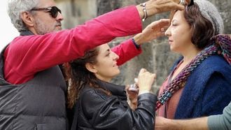 La maquilladora ourensana Patricia L&oacute;pez, en el centro, en un trabajo con la actriz Carmen Machi.