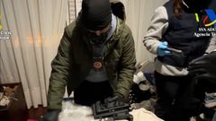 Un agente de la Guardia Civil con una de las armas intervenidas a la red criminal con base en Oza-Cesuras y Nar�n