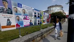 Carteles electorales en Cambre, durante las elecciones municipales del 2023.