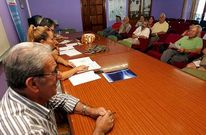 Los responsables vecinales se reunieron ayer ante el recorte de los fondos municipales.