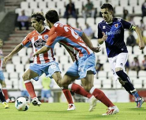 Pablo S�nchez conduce el cuero en el tramo final del compromiso frente al Numancia.