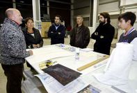 Facal, con uno de los dos grupos que participan en el primer taller del Aula de Gravado.