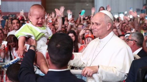 El papa XIV bendice a un beb� en Ifema