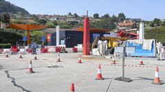 Obras para sustituir las marquesinas de Repsol, de Norman Foster, por las de Cepsa en el rea de San Simn (Pontevedra), ayer a medioda.