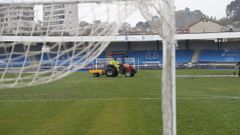 Trabajadores en el estadio de O Couto preparando el c�sped para el partido de Copa del Rey
