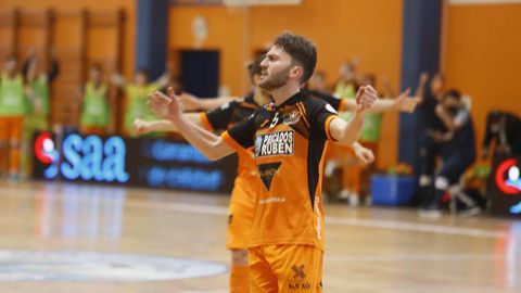 Iago M�guez celebra el segundo gol burelista ante el Ribera Navarra