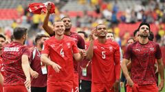 Elvedi, Akanji y Comert celebran el pase de Suiza a los cuartos de final tras superar a Colombia
