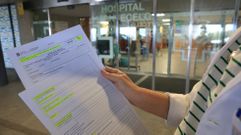 Una trabajadora social del hospital de Montecelo muestra todos los formularios que fueron rellenando para intentar que el hombre tuviese una residencia, algo que de momento no ocurri�.