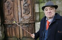 <span lang= es-es >Las letras de su abuelo</span>. Leopoldo de Soto apunta con su bast�n (en una foto de enero del 2014) a las letras B y S del edificio del Banco de Soto. Las iniciales son las del nombre de su abuelo Benito