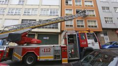 Evac�an a una mujer por una ventana en Carballo
