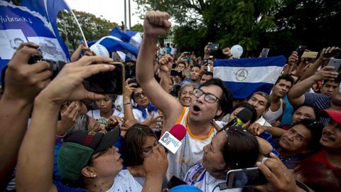 El l�der opositor Yubrank Suazo grita �Justicia� a la multitud que lo recibi� tras ser liberado