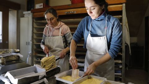 Maite Vzquez y Jessica Rivero preparando bicas en la panadera Delfn de Maceda