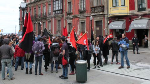 Manifestantes con banderas de CNT protestan ante un local de hosteler�a