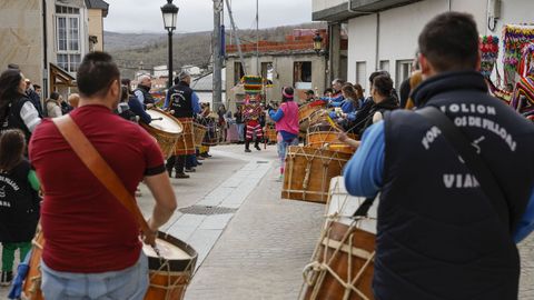 Desfile de comparsas y foli�ns en Viana do Bolo.