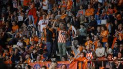 Afici�n naranja en el Coliseum durante el derbi gallego ante el Obradoiro.
