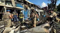 Soldados inspeccionan el mercado de Kostiantinivka tras el impacto de un misil el pasado 6 de septiembre.