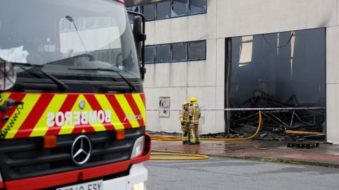 Bomberos vigilando los puntos calientes del incendio en la ma�ana de este jueves