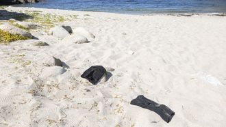 Dos pasamonta�as abandonados en la playa de Arnela, Mux�a, tras la operaci�n policial de la madrugada de este lunes.