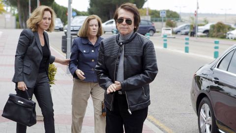 Raphael, junto a su mujer Natalia Figueroa y su consuegra, Ana Rodr�guez, exmujer de Bono. 