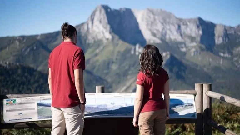 Dos personas observan las monta�as en Picos de Europa