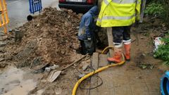 Operarios reparando la aver�a en la calle Benigno Quiroga