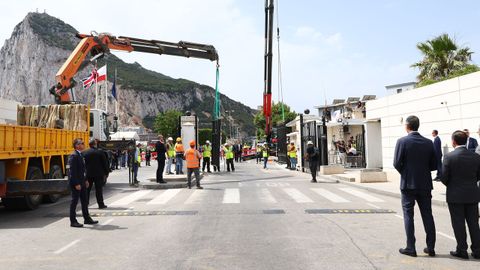 Gr�as y maquinaria durante el acto de este mi�rcoles de demolici�n de la Verja de la L�nea de la Concepci�n en C�diz, Andaluc�a (Espa�a).