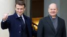 El presidente franc�s, Emmanuel Macron, y el canciller alem�n, Olaf Scholz, ante del consejo de ministros conjunto