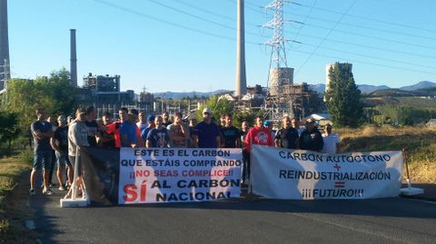 Protesta de los trabajadores de la empresa Asturleonesa en la central berciana de Compostilla