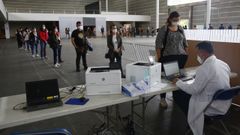 Vacunaci�n contra el covid en el recinto ferial de Pontevedra