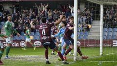 Celebraci�n de uno de los tantos del Pontevedra frente al Racing en la primera vuelta en Pasar�n.