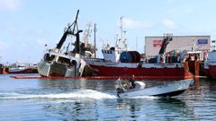 Barreras protectoras en el puerto de Ribeira donde est el barco Awadi
