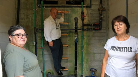 Rosa Fa�lde, Severino Pi��n y Leoncia Ogando en la potabilizadora de su red de suministro de agua