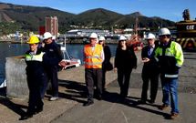 Dur�n (segundo por la derecha), junto a la alcaldesa y representantes de la mina y las consignatarias.