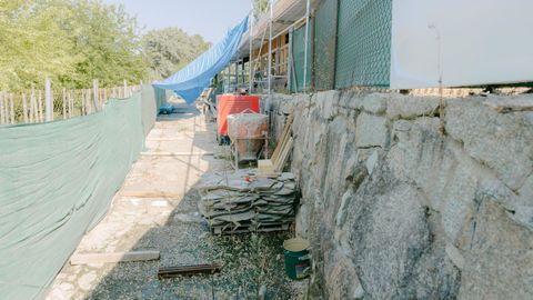 La zona de bao de A Chavasqueira se encuentra rodeada de obras y precintos